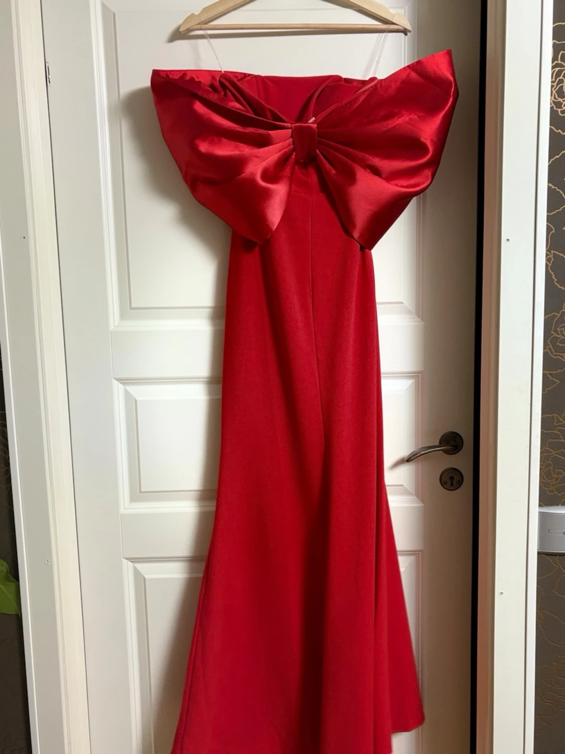 Röd axelbandslös maxiklänning med rosett - 3