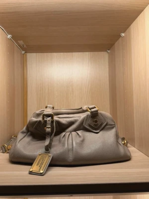 Vintage Marc Jacobs väska🩷 - Så snygg Marc Jacobs väska i modellen baby groove bag. Köpte den second hand så finns tyvärr inget äktighetsbevis med men har försökt fota alla nummer och sånt som finns med, bara att skriva vid intresse och frågor!🩷 Den är i fint skick, lite smink på insidan men annars inga tydliga skador som syns på utsidan, pris kan diskuteras vid intresse!🩷mått är 36 x 16 ungefär