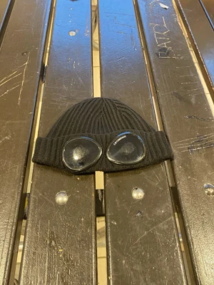 C.p company mössa - Svart c.p company mössa håller dig varm under vintern 