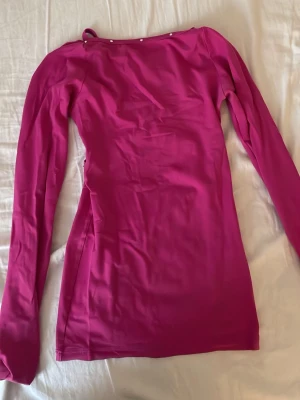 Konståknings tröja i rosa - Säljer en rosa konståknings tröja från märket Bolero som nästan är samma som karisma. Älskar denna tröja men den kommer inte riktigt till användning. Pris kan diskuteras.