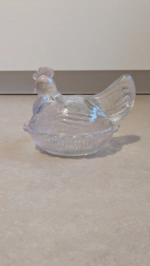 Höna av glas - Jätte söt höna av glas.  Färg, genomskinlig ljus rosa. Kan användas som förvaring och som dekoration 