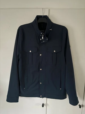 J.lindeberg fieldjacket (baily)  - Sjukt schysst trendig och populär J.lindeberg Baily jacket i storlek L säljes. Skicket är helt nytt så riktigt kap! Inga defekter då jackan i princip är helt oanvänd och perfekt nu till vintern! Tveka inte vid minsta fråga eller fundering och pris ej hugget i sten🙌🏼