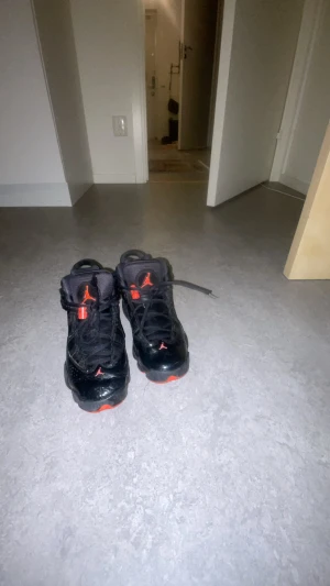 Röd och svarta Jordan skor - Svarta och röda Jordan 6 rings skor. Jag säljer dom här skorna för 450kr. Dom här skorna är äkta och köpta på en Jordan affär så det är inga 1:1or. 