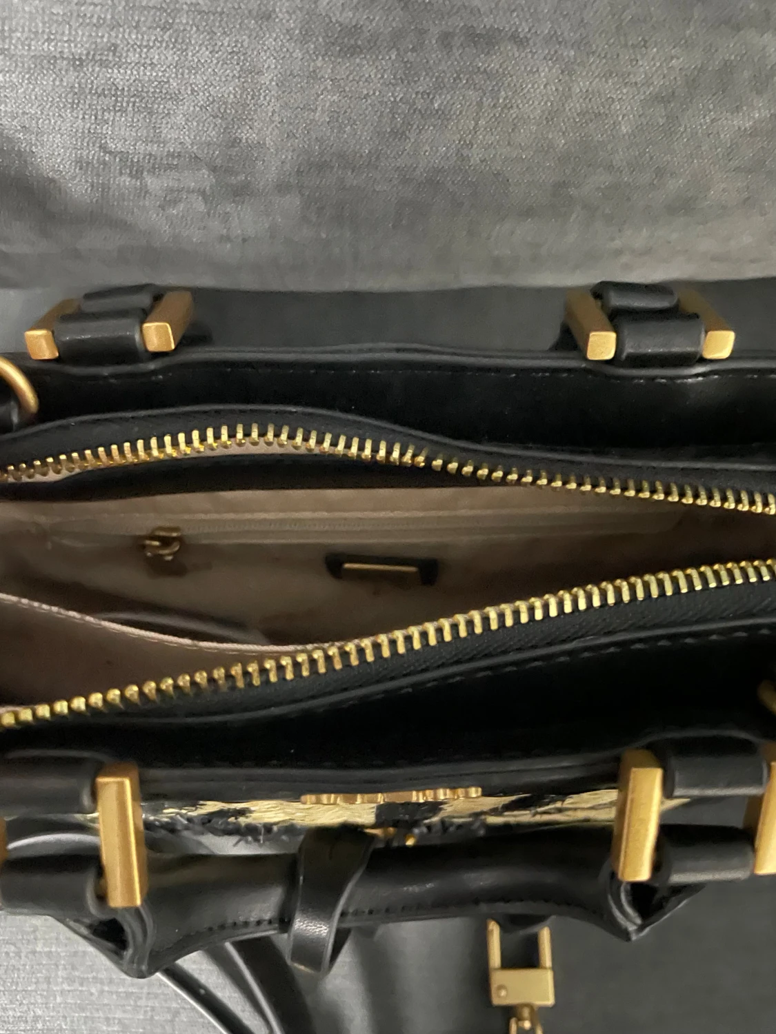 Svart och beige handväska från Guess - 1