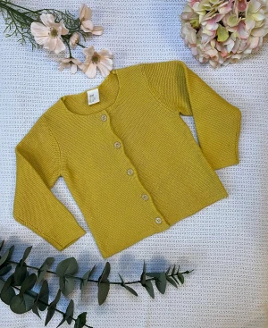 Stickad cardigan stl 86 -söt och bekväm💛 - Gul kofta i mjuk, strukturstickad kvalitet med rund halsringning från H&M, söt knäppning fram och lång ärm.  Storlek 86 ( 12-18 mån)  Material: 100% bomull   Använd fåtal ggr, jättefin skick!  