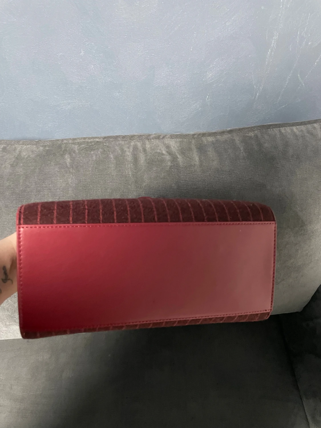 Randig röd handväska med gulddetaljer - 2