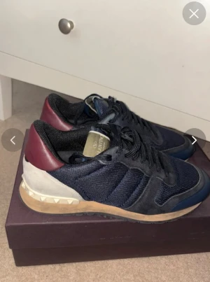 Valentino rockruners navy blue storlek 41 - Säljer ett par feta valentino rockruners navy blue.  Storlek:41, Skick:9/10, Pris:2199, Box+2 dustbags ingår, kontakta mig vid frågor ‼️