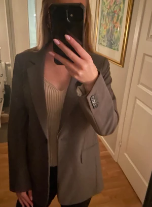 Oversized grå kavaj med knappar - Snygg oversized grå kavaj med tre knappar vid ärmslutet. Från HM! Nästan som ny!