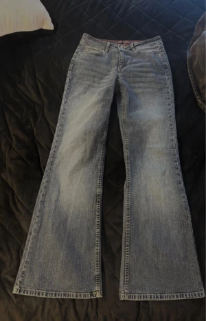 Lowwaist vintage Esprit jeans - Super snygga lowwaist jeans med fin detalj på bakfickan. Ser blåare ut i verkligheten.