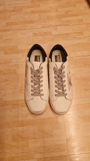 Golden goose  - Säljer ett par schyssta golden goose skor,den är nästan splitter lite slitna på under sidan som man ser på bilden,storlek 42,prisk kan diskuteras.
