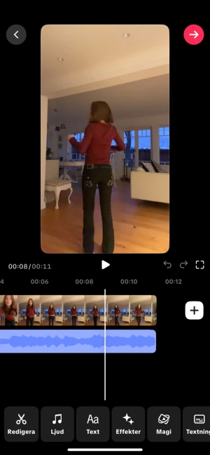 Svarta jeans  - Jättefina lågmidjade o utsvängda jeans strl är 164 coola fickor 🤗men kontakta om mått för jag har gjort det lite mindre i midjan o i längden. Jag har gjort det till bootcut (se bilder) 