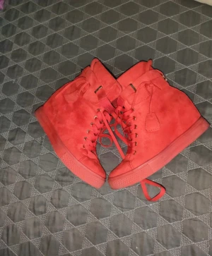 Skor - Super snygga röda Isabel Marant liknande skor med lås detaljer bak. De är i bra skick, säljer endast för att de inte passar mig. 