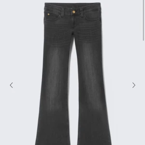 Lågmidjade jeans weekday - Använda helt okej skick, slitna där nere.