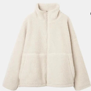 Beige teddyjacka - Populär oversized teddyjacka från Carin Wester! ❣️nypris 799kr