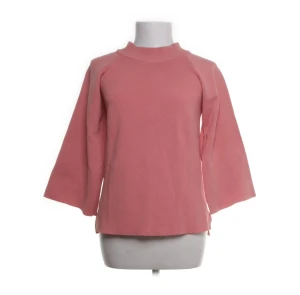 Tröja med vida ärmar från Lindex - Snygg tröja från Lindex i storlek S. Jätte fin!!! Säljs för att den inte kommer till användning