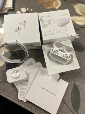 AirP0ds Pro 2 - Helt nya och fina PRO 2 hörlurar som är helt fantastiska båda ljudmässigt och kvalitet mässigt. De är helt nya och har ingen skador eller defekter. Hör av er vid intresse 