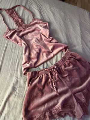 Rosa pyjamas set i sammet från hunkemöller  - Säljer ett snyggt pyjamas set i sammet ifrån hunkemöller som är i väldigt bra skick. Väldigt bekväm är den också dessutom!  Det är storlek S på toppen och så är det storlek M på shortsen. 