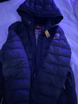 Parajumper jacka - Hej, säljer nu min Parajumper jacka då den inte används. Storlek M. Bra skick! Kan mötas upp eller frakta vid försäljning. 