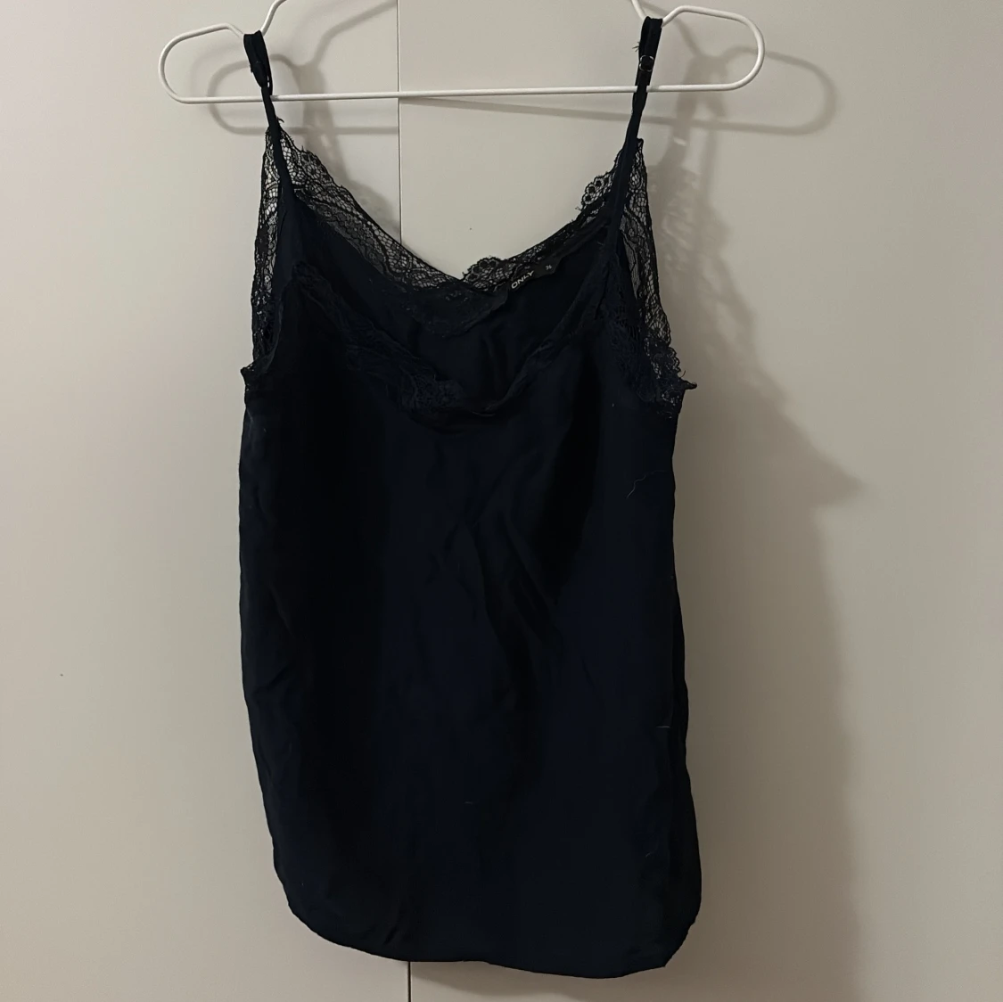 Svart linnetopp med spets från ONLY