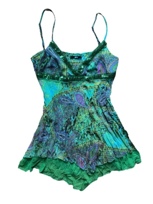 Vintage y2k Grön paisley linne/klänning från Gina Tricot - Färgstark linne med paisleymönster i grönt, och lila från gammal Gina Tricot. Längre topp/klänning. Strl 38 men passar 36 också. 