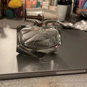 Gucci Bamboo parfymflaska - Gucci Bamboo – en ikonisk parfym i snygg flaska. Perfekt för dig som vill ha en lyxig touch i din samling. Passar dig som gillar exklusiva märken och vill sticka ut. Luktar extremt extremt dyrt, verkligen lyxig. Perfekt för dig som vill testa parfymen men inte köpa en full parfym. Hela parfymen rymmer 50 ml och det är ca 15 ml kvar. Parfymen kostar mellan 500-1500kr och säljer för 60kr🤗💕