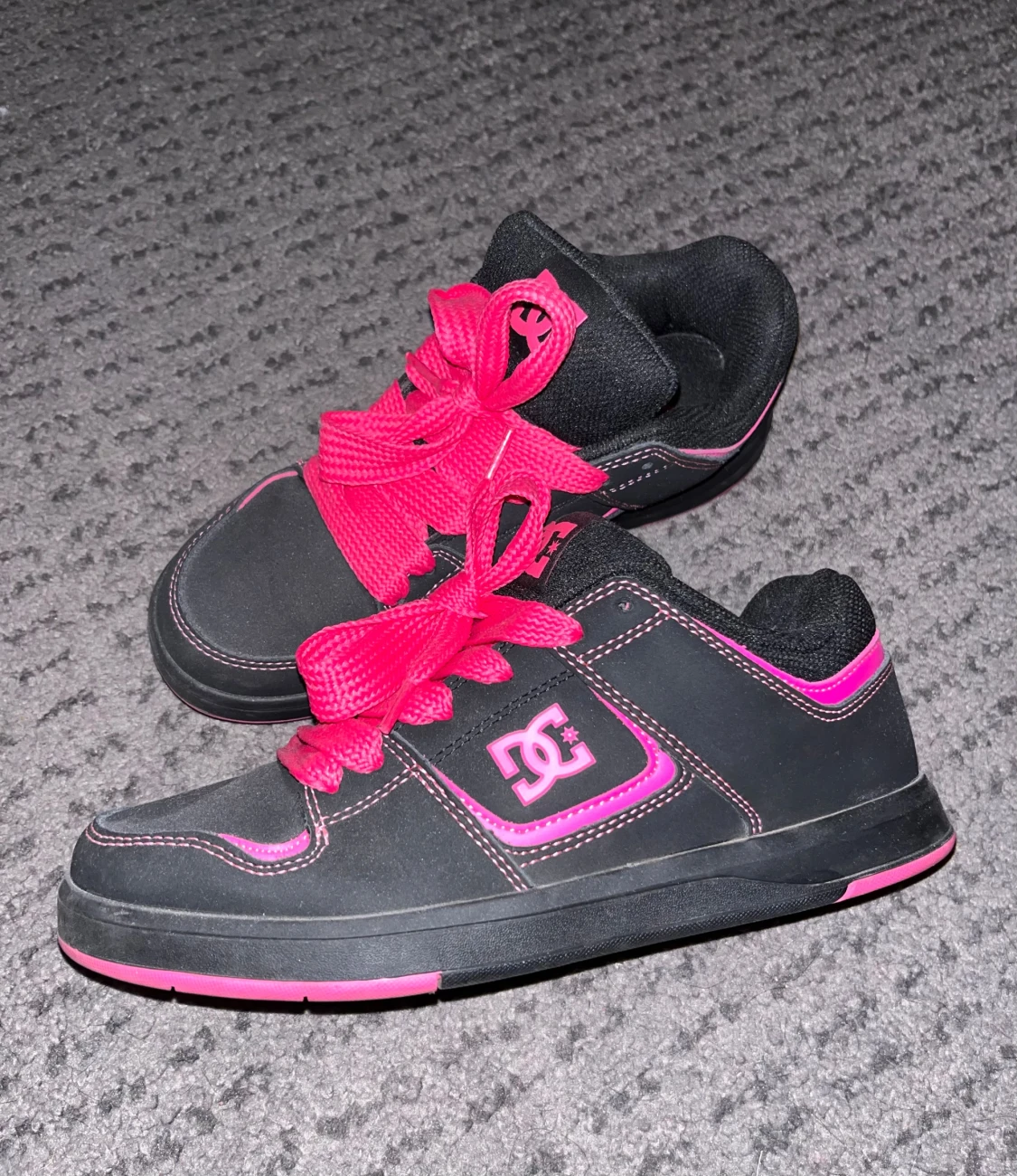 Svarta DC sneakers med rosa detaljer