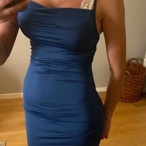 Marinblå långklänning - Marinblå långklänning med smala axelband och figurnära passform