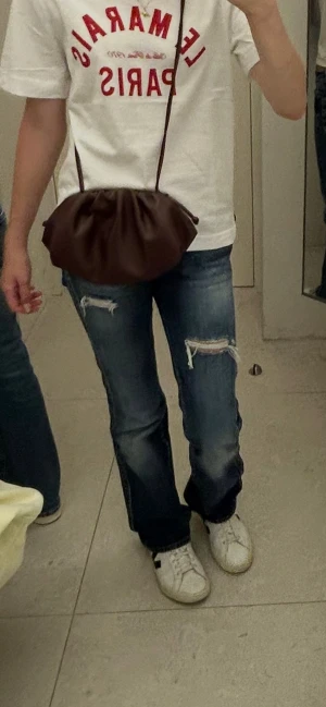 Miss Sixty blå bootcut jeans - Snygga blå jeans från Miss Sixty med bootcut passform och låg midja. Jeansen har slitna detaljer vid knäna och klassisk femficksdesign med kontrastsömmar. Bakfickan har en snygg röd Miss Sixty-logga. Jag är 166cm och de passar mig 🥰har xs i toppar som referens. De är snyggt omsydda!! till lowwaist (med symaskin, så det ska hålla bra)