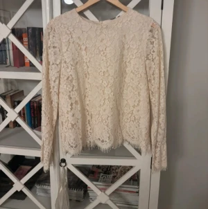 Beige spetsblus med lång ärm - Väldigt fin spetsblus från vero Moda. Använd ungefär 3-4 gånger så inga tecken på användning🤩