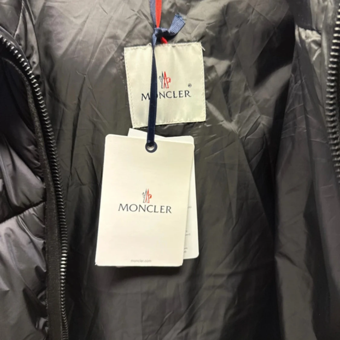Svart Moncler dunjacka med huva - 2