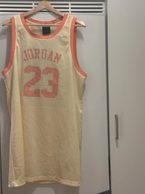Gul och korallrosa basketlinne från Air Jordan - Aldrig använt, inga märken 