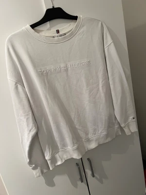 Vit sweatshirt från Tommy Hilfiger XS - Vit sweatshirt från Tommy Hilfiger i storlek XS. Broderad logga framtill, ribbade muddar och rund hals. Mycket bra skick.