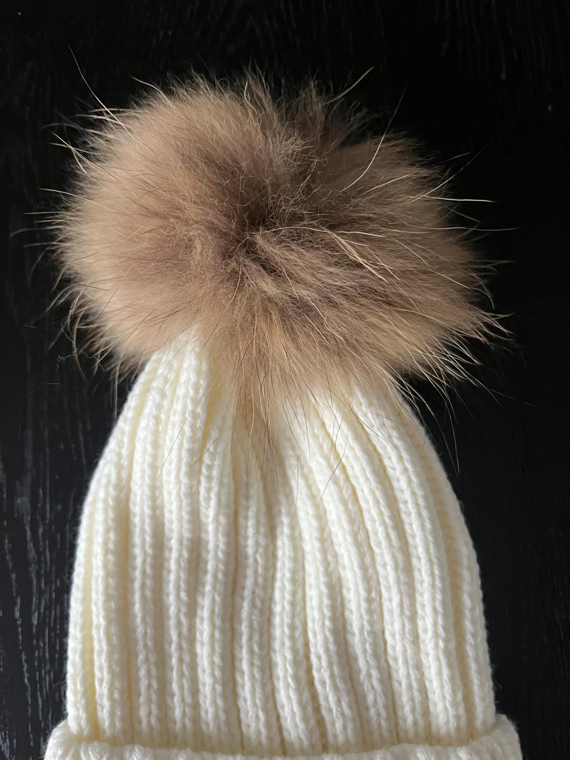 Vit Moncler mössa med pälsboll - 2