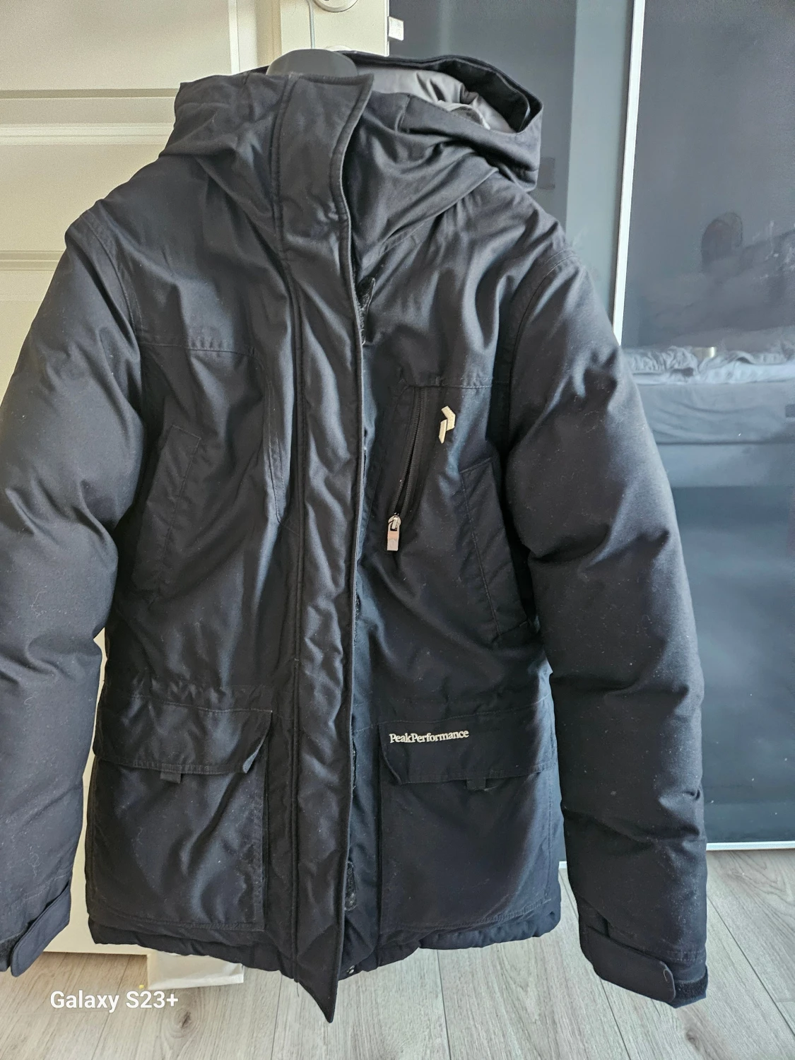 Svart parkajacka Peak Performance S - 1