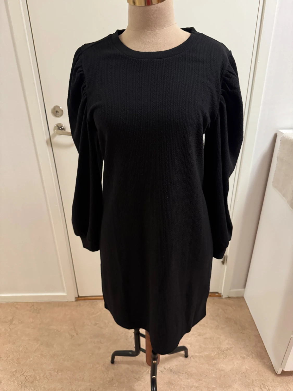 Svart stickad klänning från JDY