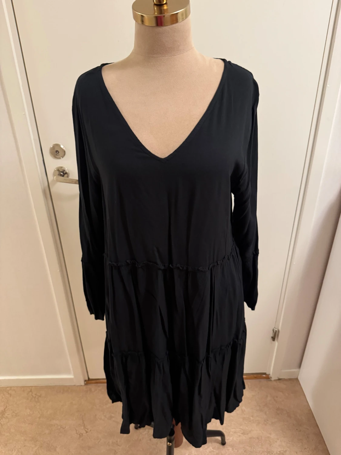 Svart volangklänning Jacqueline de Yong