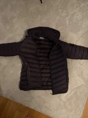 Grå Stone Island jacka - Säljer min Stone Island jacka pågrund av att jag köpt ny jacka så behöver inte ha kvar den här köpte nästan 1 sen av polarn 