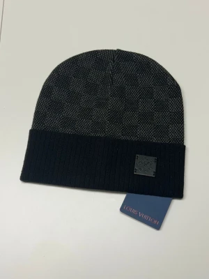 Lv Mössa - Säljer en helt ny mössa oanvänd, storlek One Size. Fraktar snabbt inom 24h efter köp. Kan även hämtas i Haninge. Skirv gärna vid fler frågor.