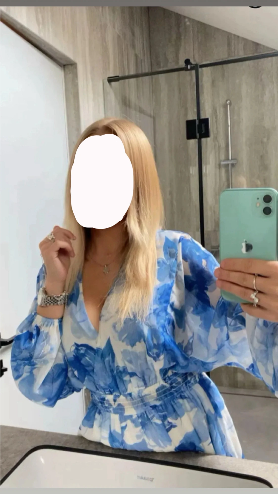 Blåvit blommig volangklänning - 1