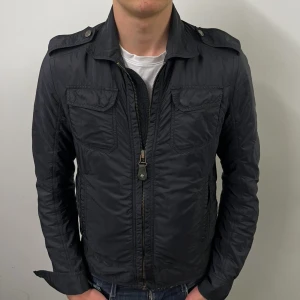 J.Lindberg field jacka - || populär j.linberg jacka är nu till salu || som du ser på första bilden kan man välja att vika upp längst ner på armen eller ej vilket är väldigt snyggt båda || skicket är väldigt bra förutom två små hål på undersidan av armen som inte syns vid användning(skriv för närmare bilder) || storleken är M men sitter mer som S || hör av er vid frågor🤝||