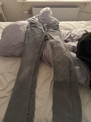 Gråa low waist jeans från Gina tricot - Säljer dessa gråa bootcut low waist jeansen från Gina tricot young. Inte använda så mycket så i fint skick. Storlek 164 och brukar själv ha 34/36 i jeans 🥰
