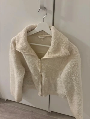 Fin teddyjacka från H&M - Mysig och trendig beige/vit teddyjacka. Den är i storlek s men skulle passa xs/xxs