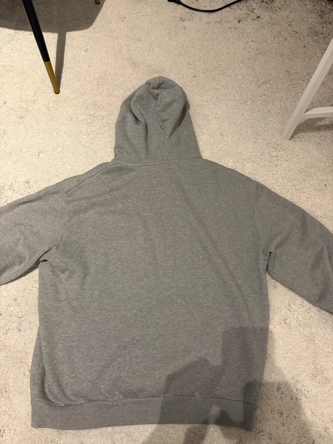 Grå hoodie från Les Deux - 1