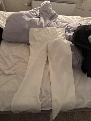 Säljer vita kostym byxor  - Jätte snygga vita kostymbyxor med låg midja från Venderbys. Aldrig använda och prislappen är fortfarande på. Säljer dom då dom blev lite för långa på mig. Hör av er vid frågor 🥰