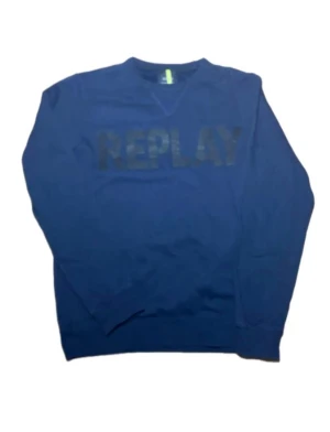 Blå sweatshirt från Replay - Snygg blå sweatshirt från Replay med stort tryck över bröstet. Tröjan har rund halsringning och långa ärmar. Perfekt för dig som gillar en enkel men stilren look med tydlig logga framtill.