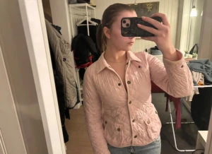 Ralph Lauren jacka - Jättesöt rosa Vintage Ralph Lauren jacka, då den är vintage är den svår att söka upp men lappen bevisar att den är äkta, finns även fler lappar, allt är kvar. Står storlek L men skulle säga S/xs💕