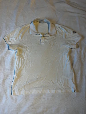 MONCLER PIKÉ - Säljer denna feta moncler piké nu då den tyvärr blivit för liten. Storlek M men sitter mer som S. Pikén är i överlag mycket bra skick förutom en liten missfärgning vid nacken. Tveka inte på att höra av dig vid frågor. 