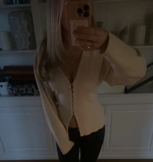 Gina tricot cardigan - Säljer en beige cardigan ifrån Gina tricot. Använd fåtal gånger och köpt hår på plick. Säljer pga att jag själv tycker den är lite stor.