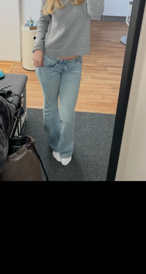 Lågmidjade bootcut jeans H&M  - Säljer dessa sjukt snygga lågmidjade bootcut jeansen från H&M då de inte längre kommer till användning. De är lite slitna längst ner (se bild 5) där av priset. Jag är 168cm och de är lite långa på mig men enligt H&M ska de passa 165cm och storlek 36🩷