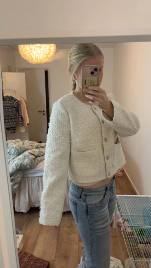 Hm jacka - Använd en gång och säljer då jag inte använt den. Det är i storlek M med känns som xs/s